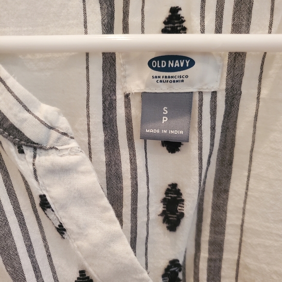 Button down Aztec design - Picture 3 of 3